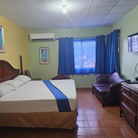 Palm Bay Guest House & Restaurant Montego Bay Exteriör bild