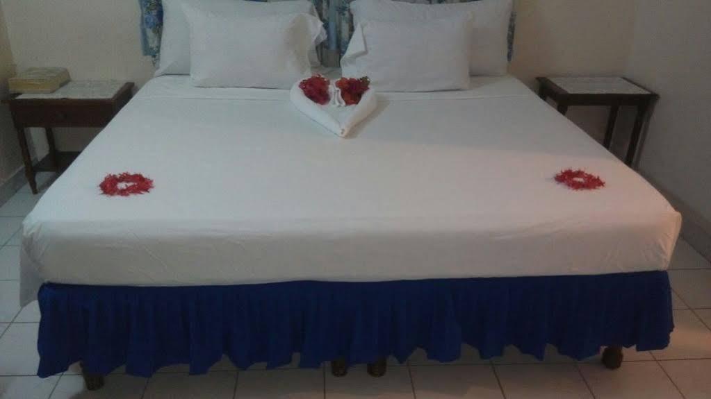 Palm Bay Guest House & Restaurant Montego Bay Exteriör bild
