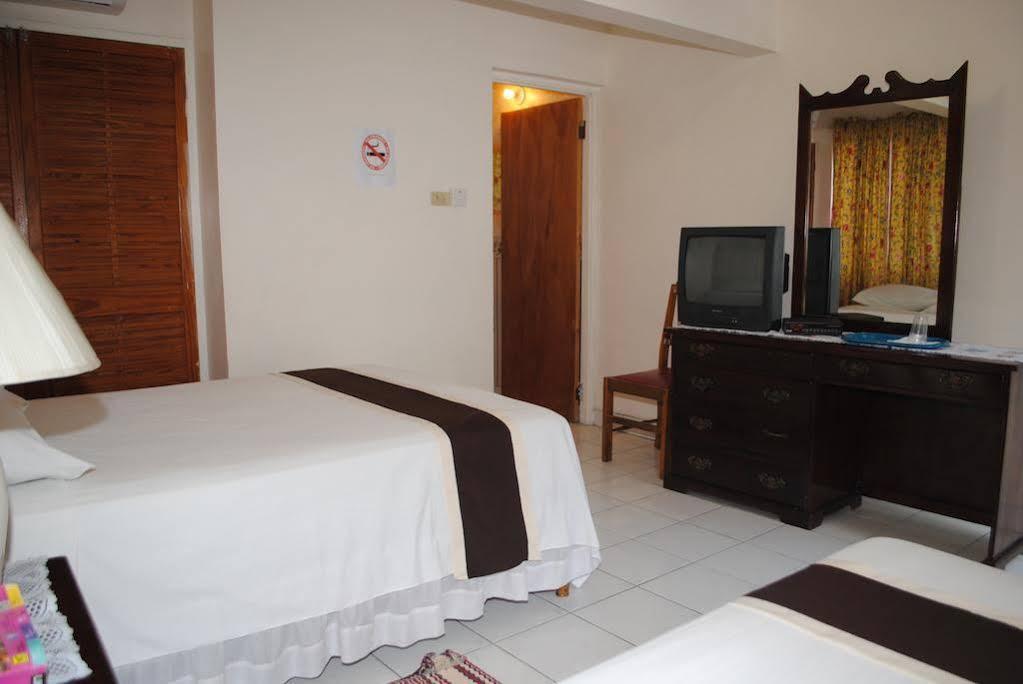 Palm Bay Guest House & Restaurant Montego Bay Exteriör bild