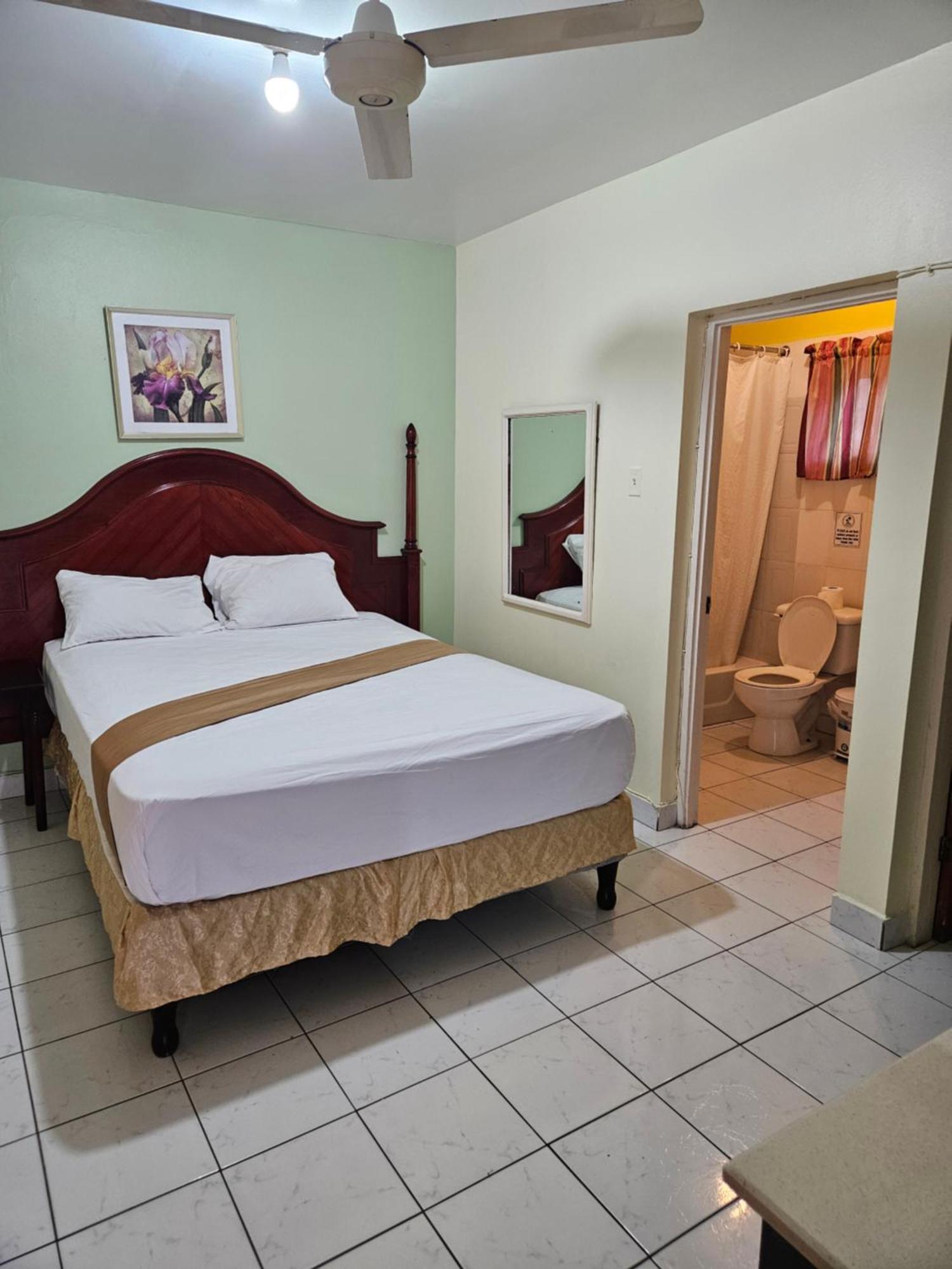 Palm Bay Guest House & Restaurant Montego Bay Exteriör bild