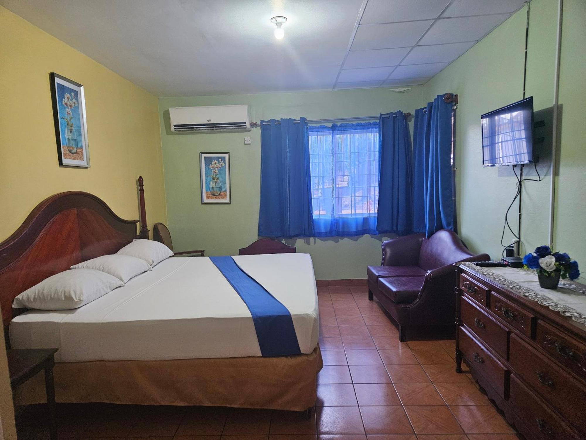 Palm Bay Guest House & Restaurant Montego Bay Exteriör bild