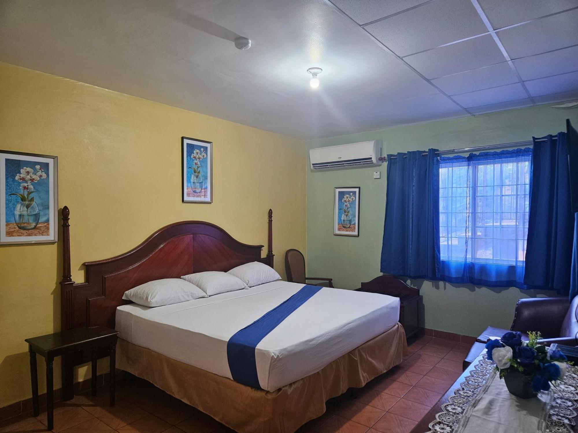 Palm Bay Guest House & Restaurant Montego Bay Exteriör bild
