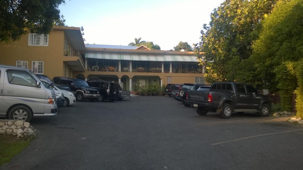 Palm Bay Guest House & Restaurant Montego Bay Exteriör bild