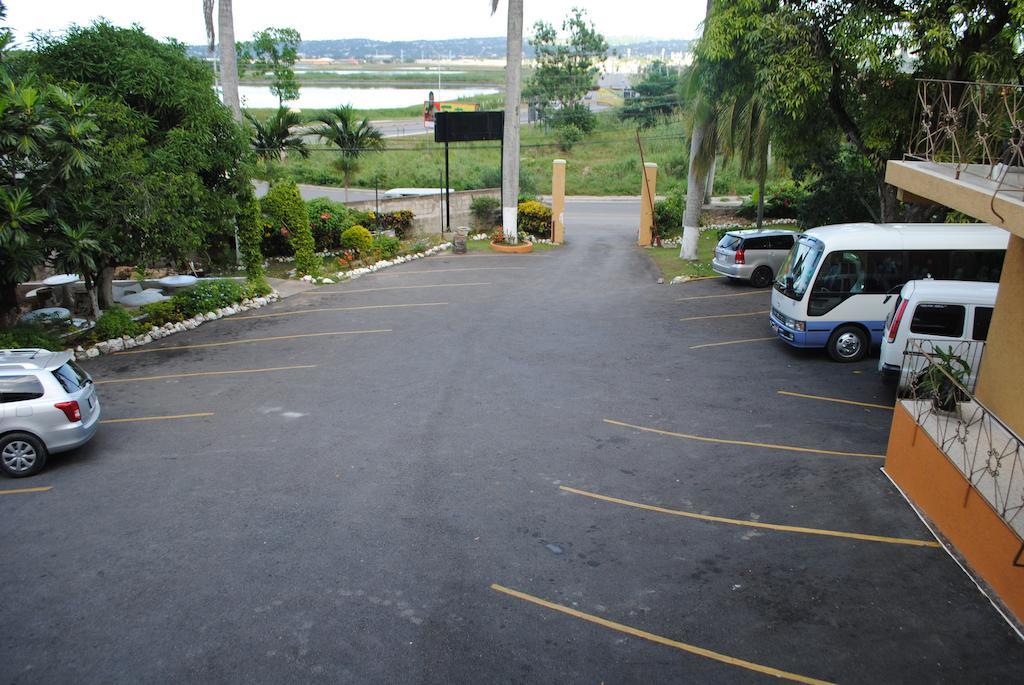 Palm Bay Guest House & Restaurant Montego Bay Exteriör bild