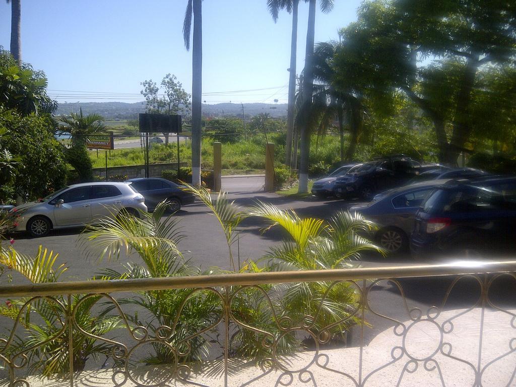 Palm Bay Guest House & Restaurant Montego Bay Exteriör bild