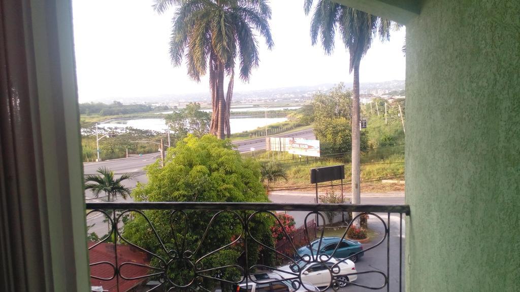 Palm Bay Guest House & Restaurant Montego Bay Exteriör bild
