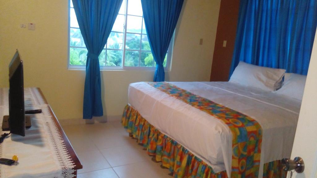 Palm Bay Guest House & Restaurant Montego Bay Exteriör bild